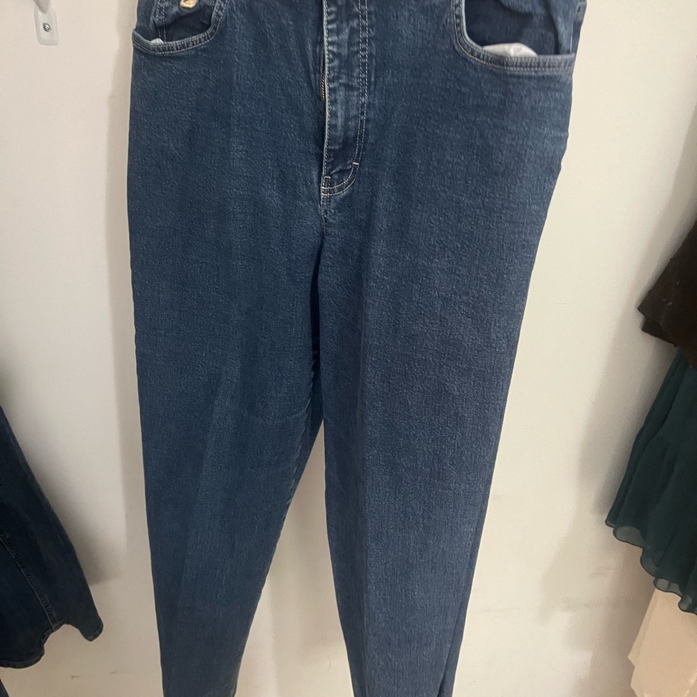 Relaxed Fit Blue Jeans with Classic Design